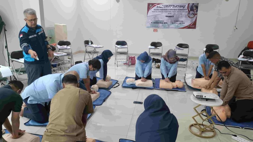 Pelatihan Petugas P3K Kemnaker 7 peserta mulai melakukan praktek CPR