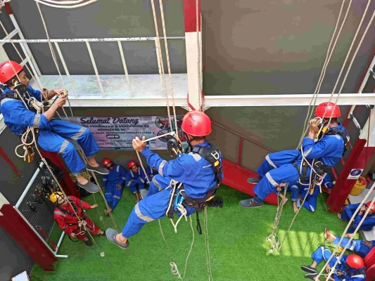 Peserta pelatihan dan sertifikasi sedang melakukan latihan keselematan kerja