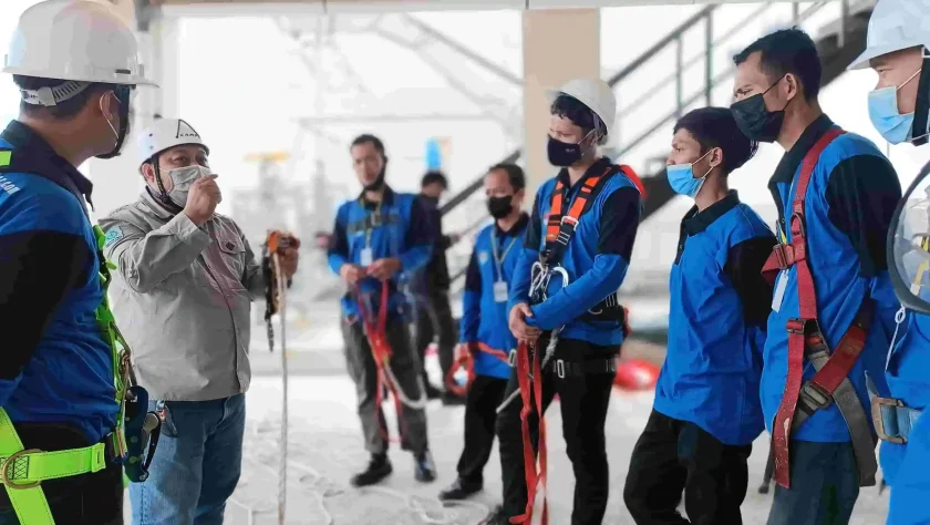 Instruktur memberikan arahan kepada peserta pelatihan gondola