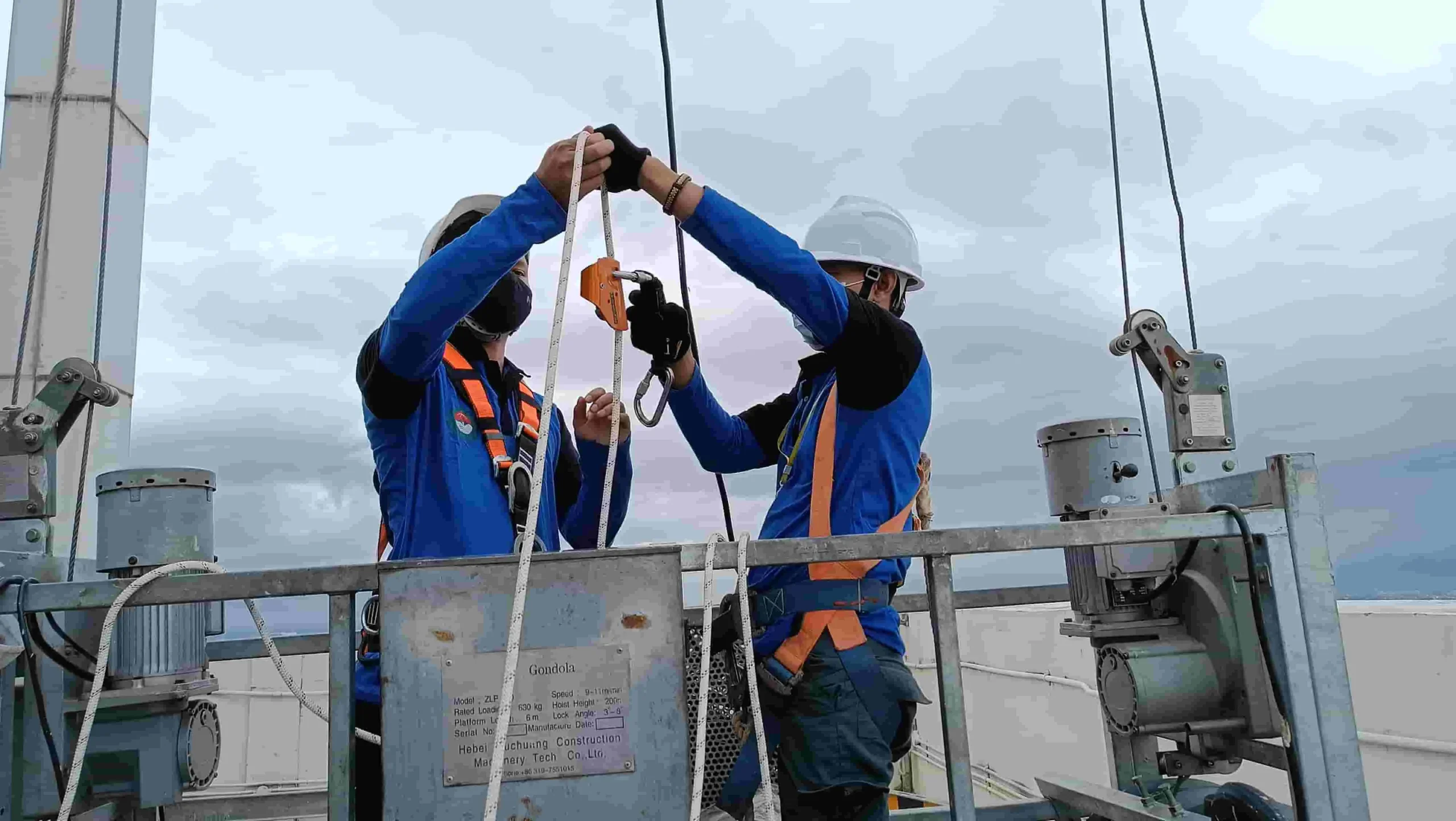 Pelatihan Gondola 7 peserta melakukan praktek pelatihan operator gondola