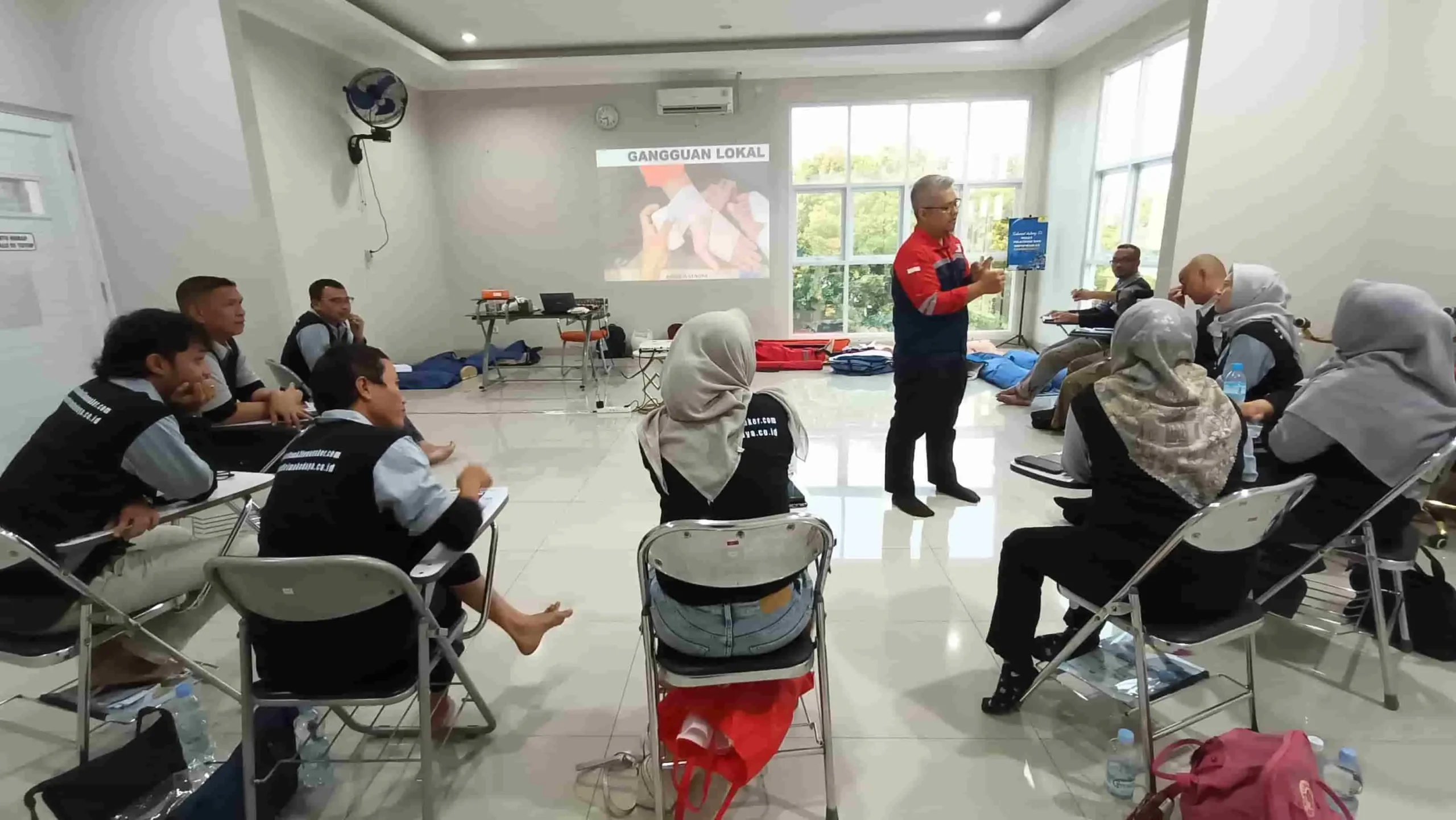 Pelatihan Petugas P3K Kemnaker 6 pengajar sedang mejelaskan cara melakukan teknik dalam p3k