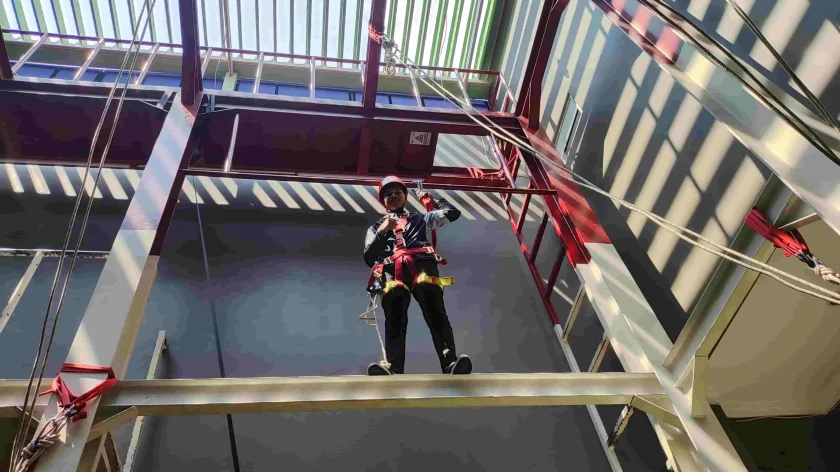 peserta berjalan di atas menggunakan alat pengaman