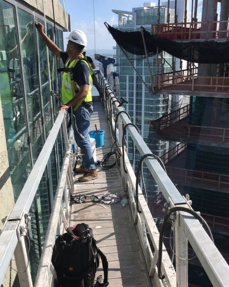 Fungsi dan Keuntungan Gondola Gedung untuk Efisiensi Kerja 1 Keuntungan Gondola Gedung